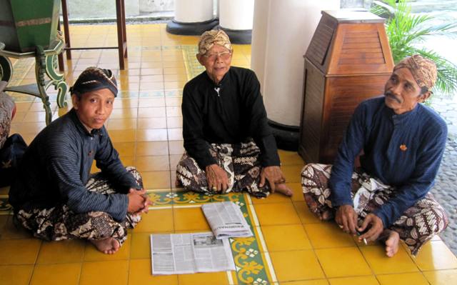 Bahasa Blunders: Indonesian Men in Traditional Hats.Jogya
