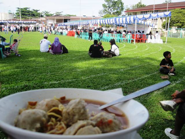 Enjoying a bowl of Bakso (soup with meatballs usually made from tapioca flour and fish or beef) after the Aids awareness walk. Happily,Indonsians take their snacks as seriously as their warm-ups. Yum!