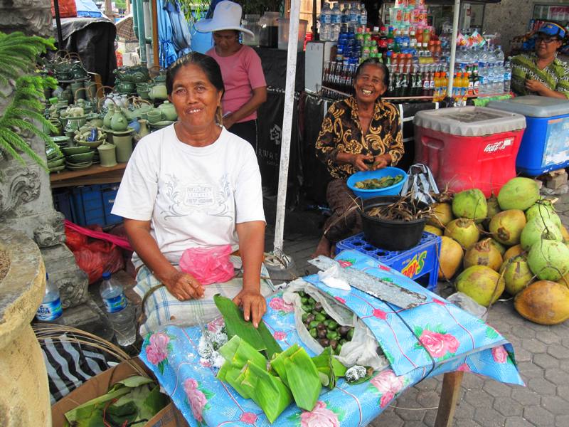 Vendors at Pura Tanah Lot.Important Bali Temples